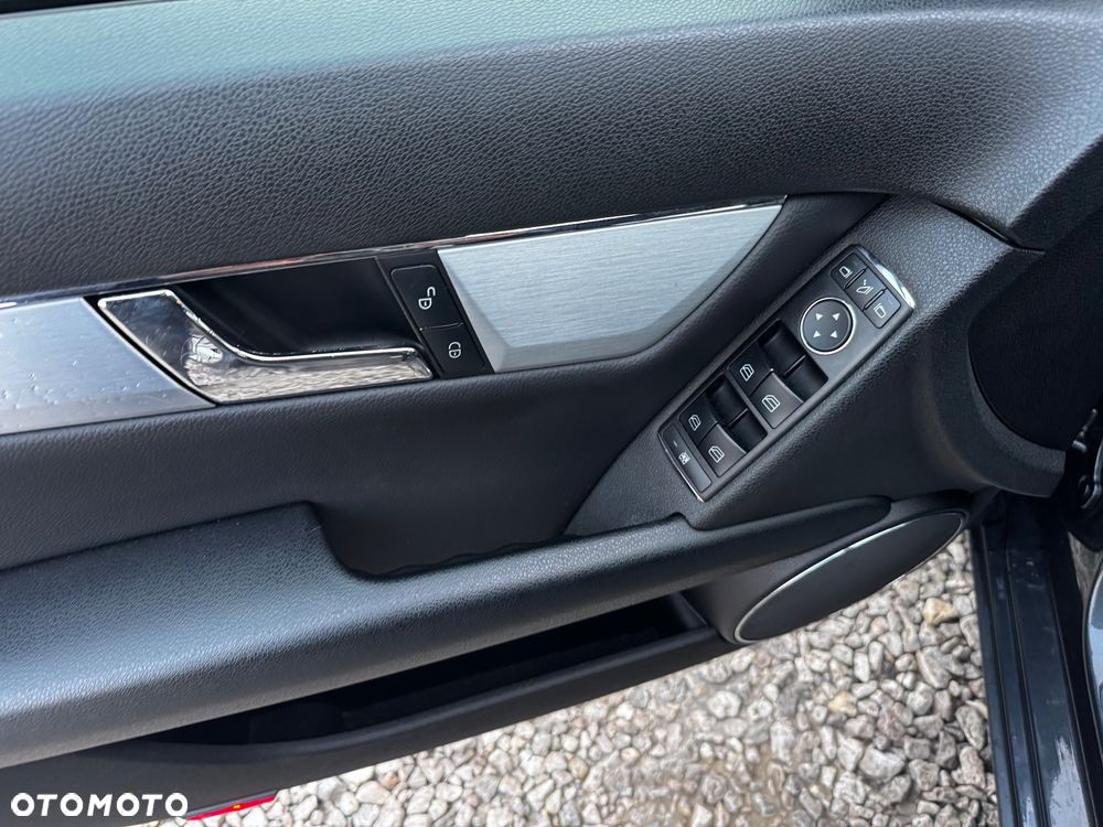 Mercedes-Benz Klasa C 180 T BlueEFFICIENCY 7G-TRONIC - 30