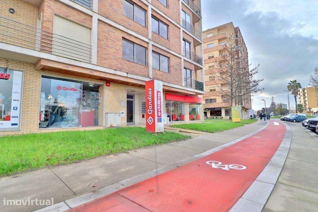Loja com rentabilidade para venda em Lamaçães - Grande imagem: 2/13