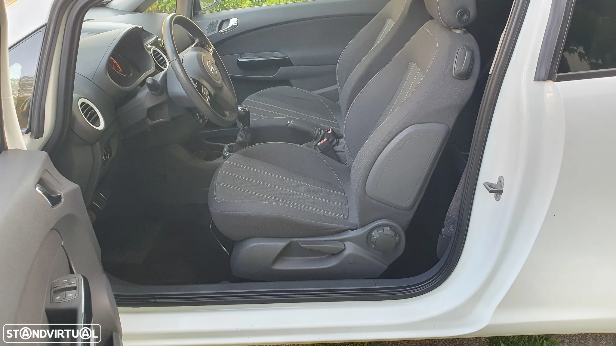 Opel Corsa 1.2 All White - 17