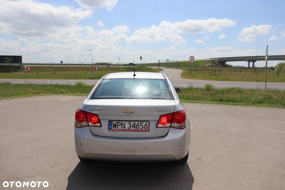 Chevrolet Cruze 1.6 Base - 10