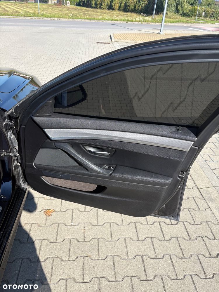 BMW Seria 5 530d xDrive - 14