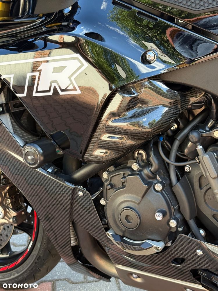 Yamaha R1 - 11