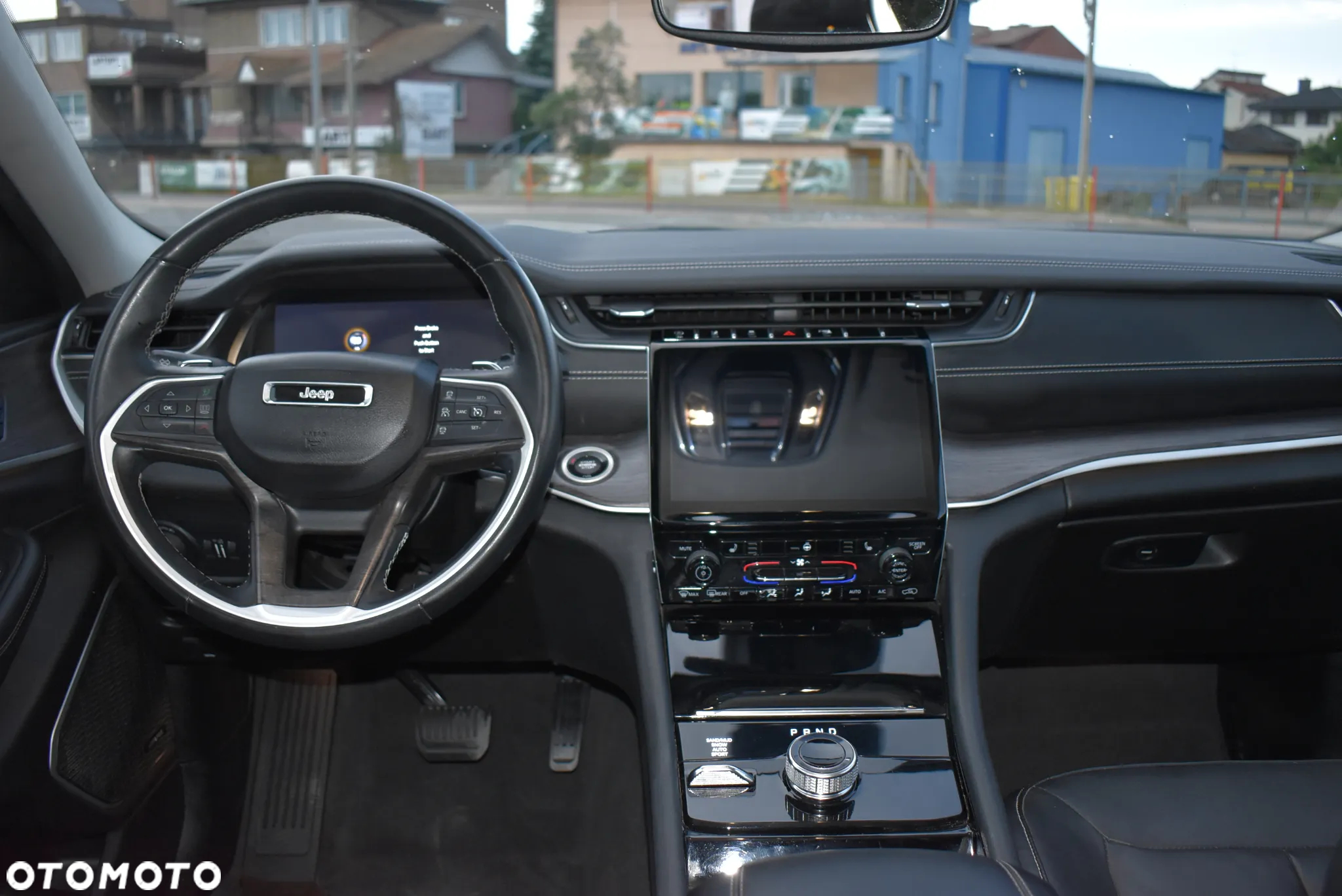 Jeep Grand Cherokee - 12