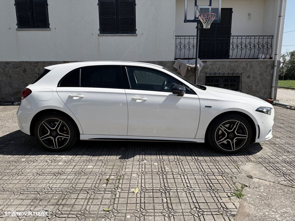 Mercedes-Benz A 250 e 8G-DCT AMG Line - 4