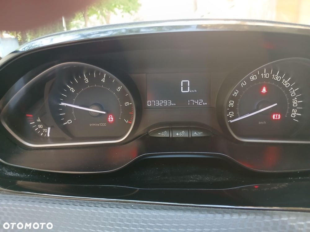 Peugeot 2008 1.2 Pure Tech Allure S&S - 14