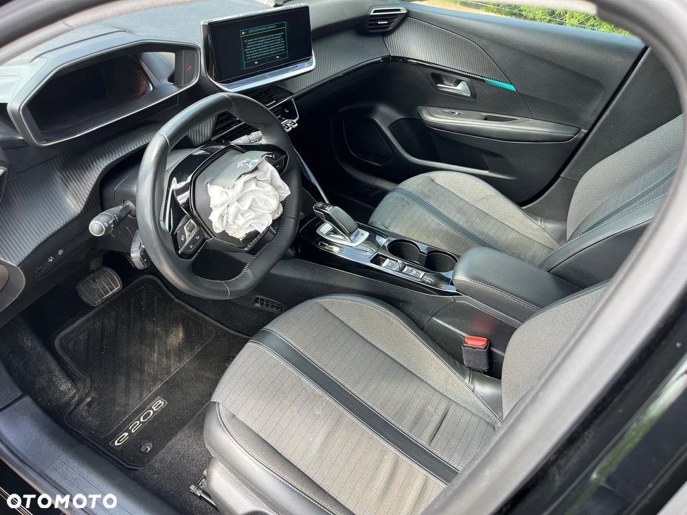 Peugeot 208 - 8