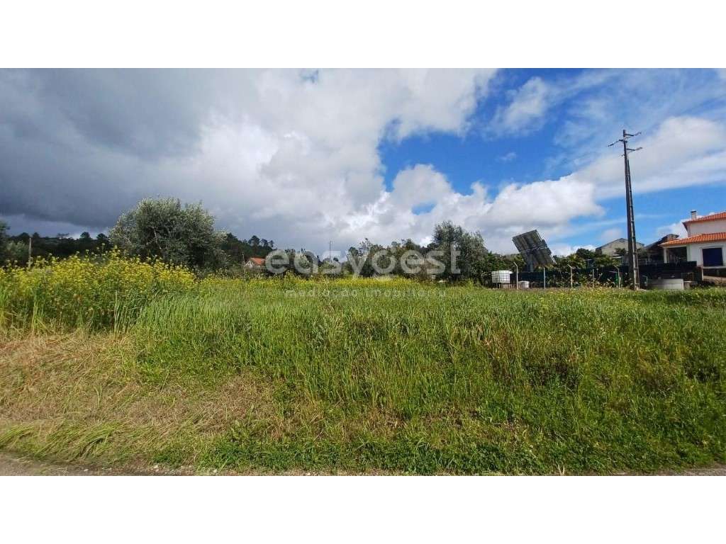 Terreno plano com 840 m2 em zona tranquila a 15 minutos de Tomar - Grande imagem: 3/17