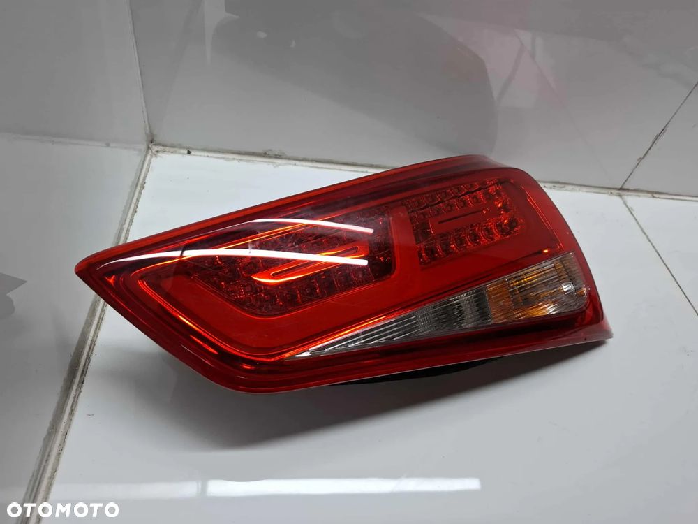 LAMPA TYLNA TYŁ PRAWA AUDI A1 8X 8X0945094B LED - 3
