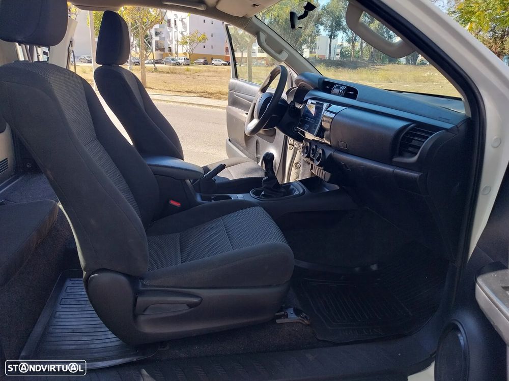 Toyota Hilux 2.4 D-4D 4WD CD CM - 16