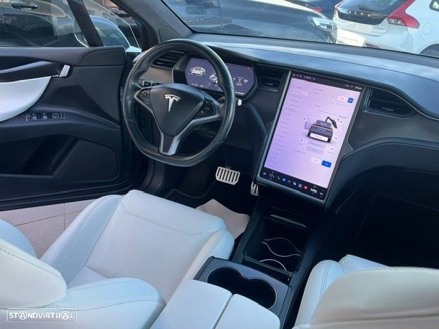 Tesla Model X - 22