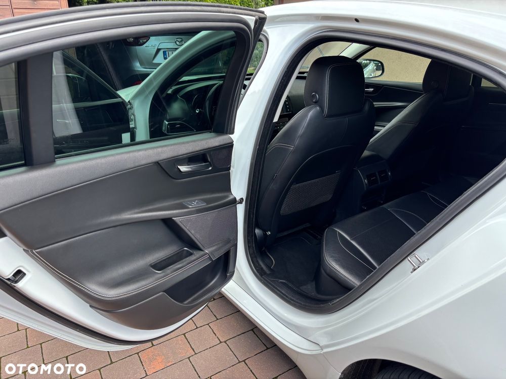 Jaguar XE 2.0 D Prestige - 18