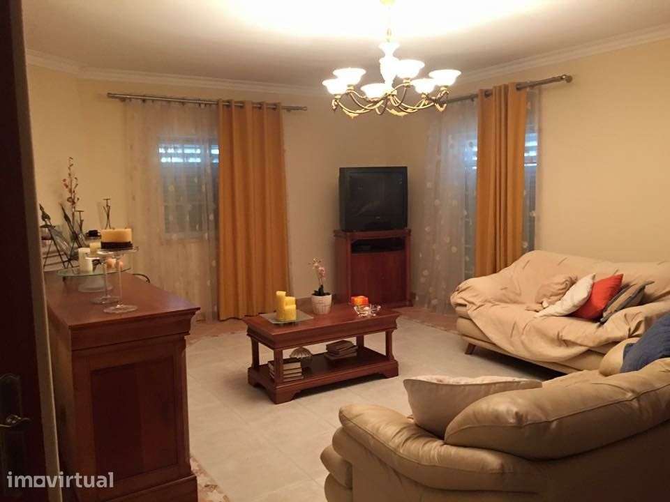 T3 isolada com garagem, jardim e lareira nos  Redondos, Fernão Ferro - Grande imagem: 2/12