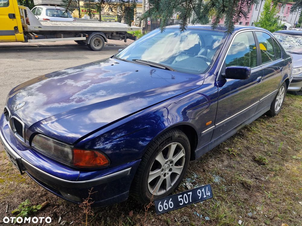 BMW E39- pojazd na części: maska, zderzak, drzwi, szyby, lusterka, chłodnica ... - 1