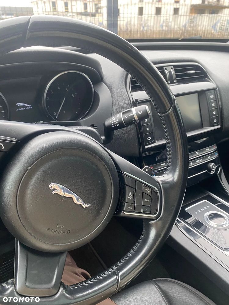 Jaguar XE 25t Prestige - 11