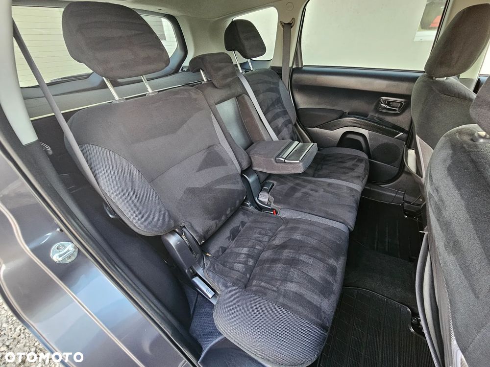 Mitsubishi Outlander - 12