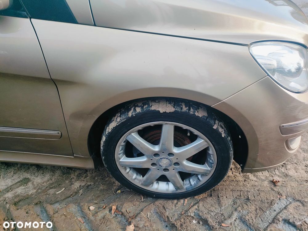 MERCEDES B-klasa W245 791 Błotnik prawy przód przedni - 1