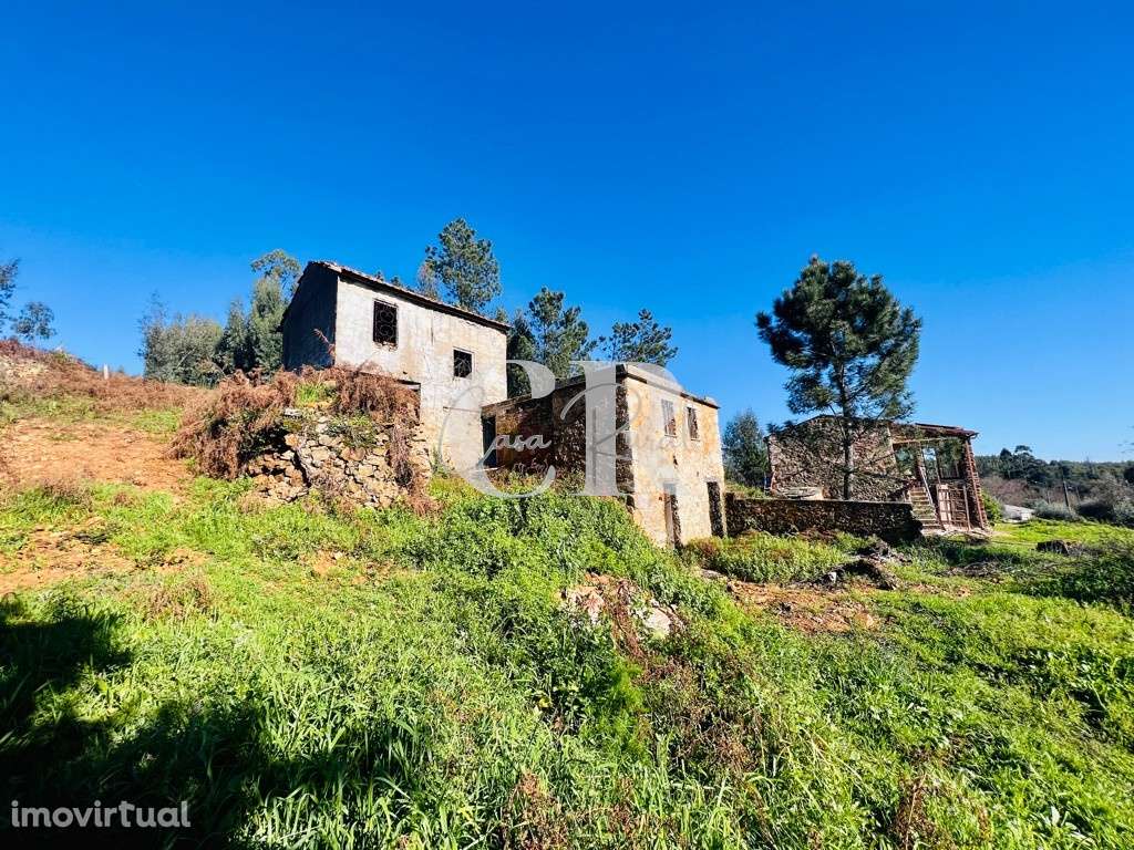 Ruína para reconstrução implantada em terreno com boa vista, a confron - Grande imagem: 5/24