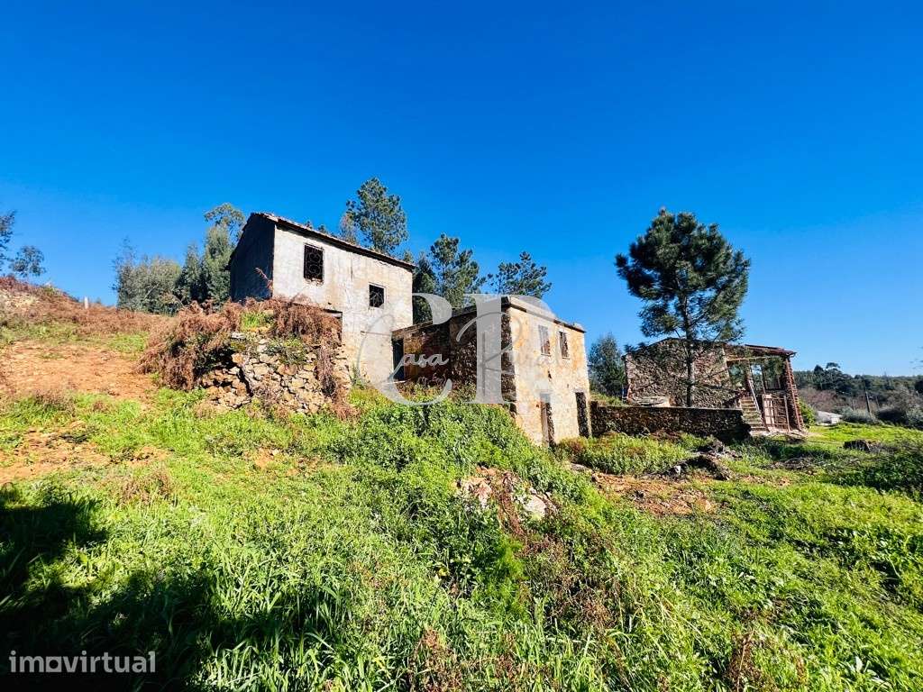 Ruína para reconstrução implantada em terreno com boa vista, a confron - Grande imagem: 5/24