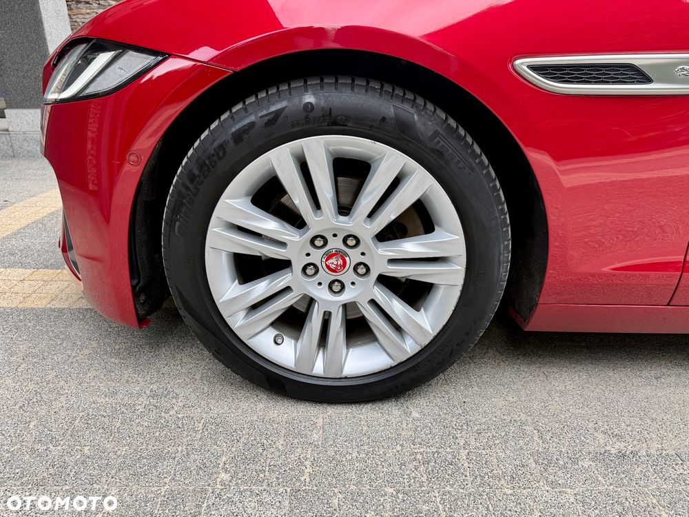 Jaguar XF 2.0 D200 mHEV AWD HSE - 9