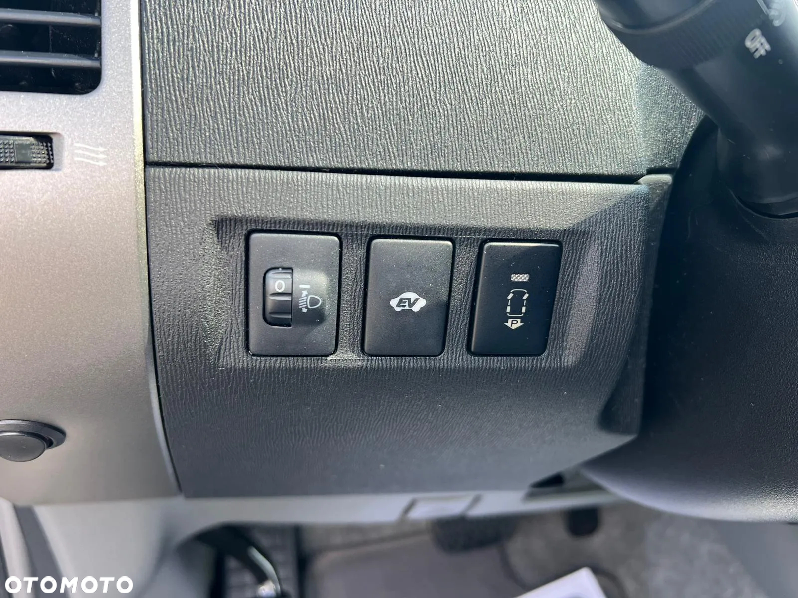 Toyota Prius (Hybrid) - 13