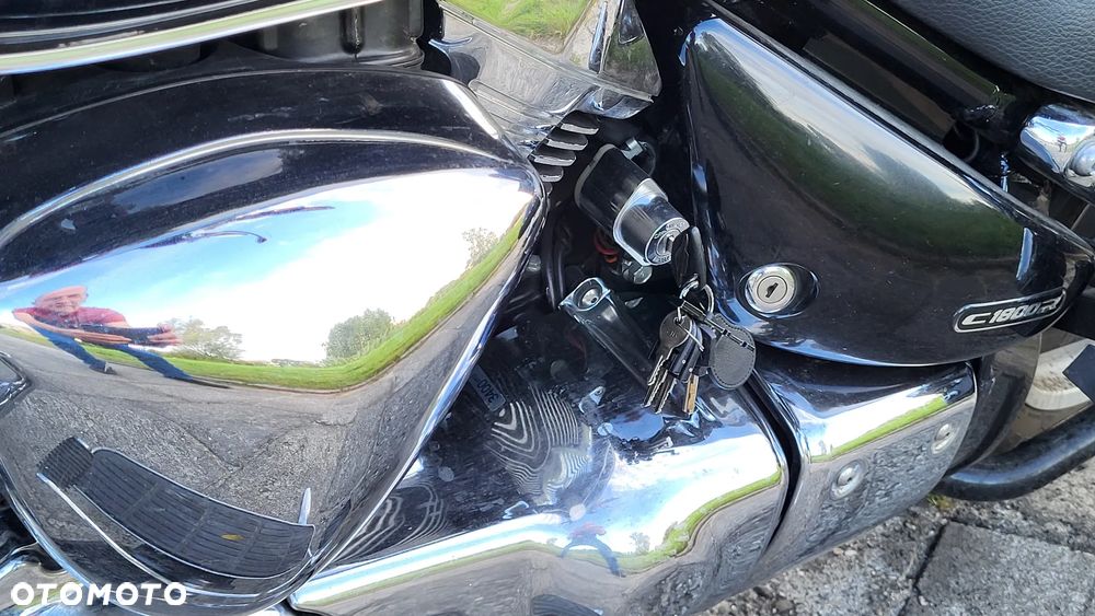 Suzuki Intruder - 14