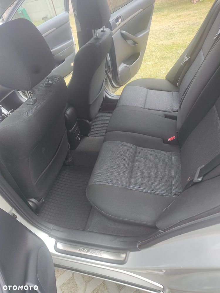 Toyota Avensis 2.0 D-4D - 14