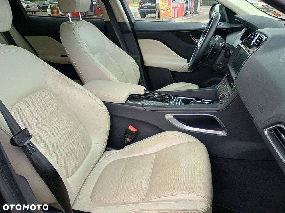 Jaguar F-Pace - 11
