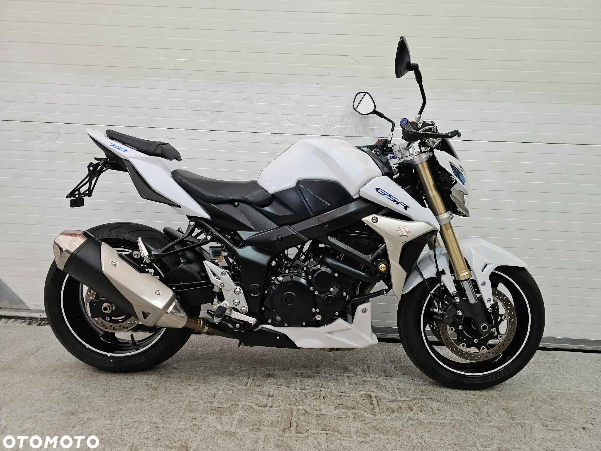 Suzuki GSR - 5
