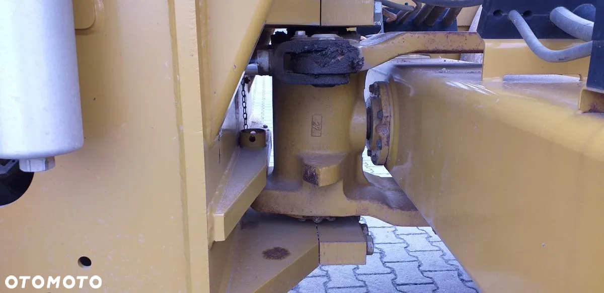 Caterpillar Walec wibracyjny CATERPILLAR CS 64 B - 17