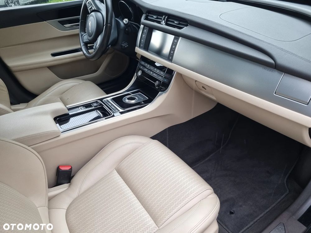 Jaguar XF 30d Prestige - 5