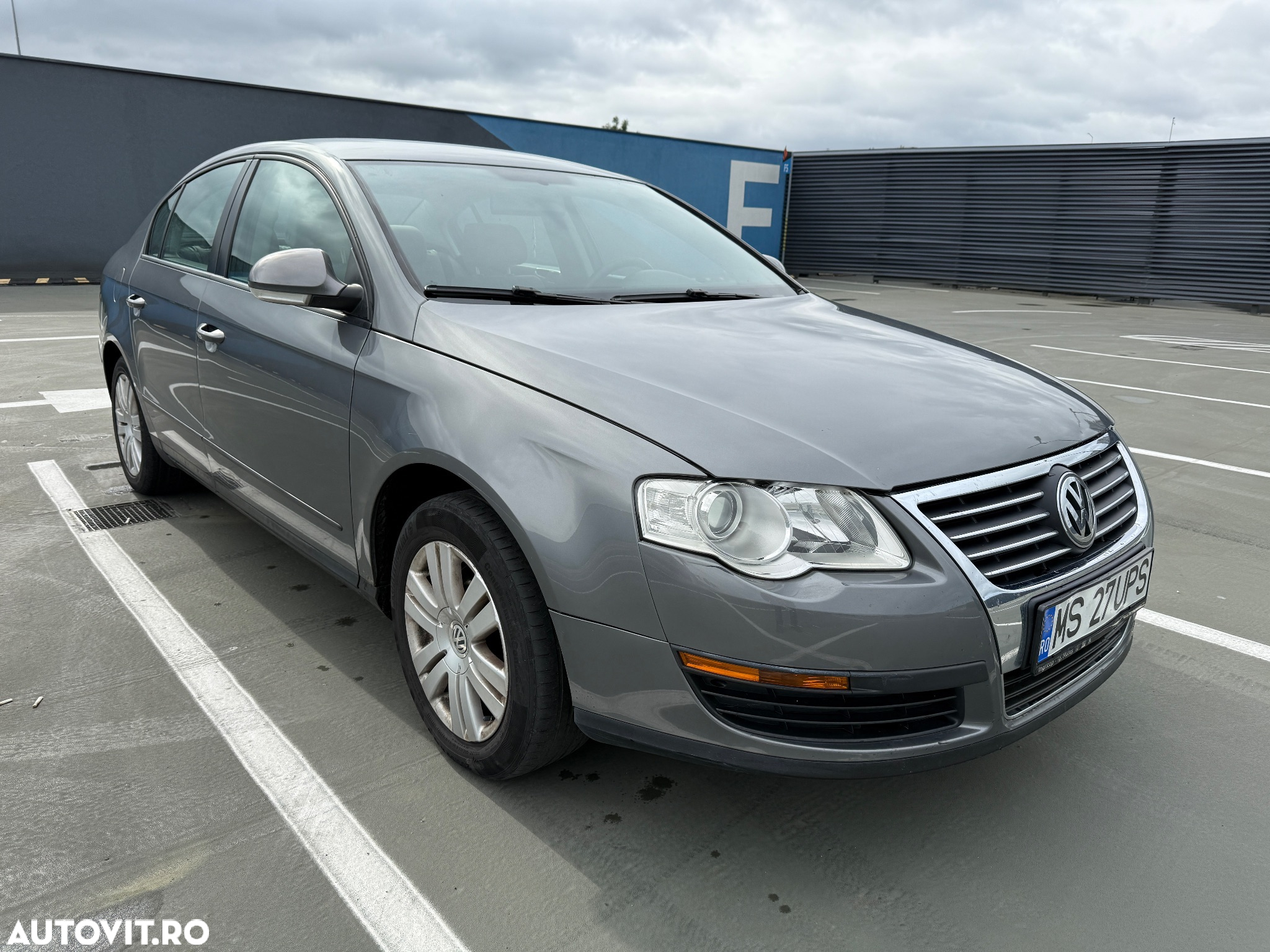 Volkswagen Passat 1.6 FSI Comfortline - 2