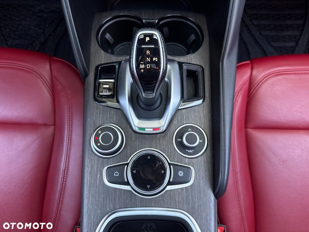 Alfa Romeo Giulia 2.0 Turbo TI Q4 - 16