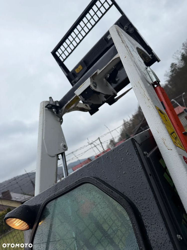 Bobcat S70 Mini-ładowarka 4x4 wózek terenowy. Łyżka widły. Kabina ogrzewana pełne szkło + drzwi ! aktualne serwisy DEKRA. Dokumentacja. silnik Kubota 3cyl. Maszyna Jak Nowa z Salonu! Pochodzi z Norweskiego Gospodarstwa! 2019 rok 715 mtg! Zero luzów i wycieków. Bardzo mocna i wydajna maszyna o małych gabarytach! Wąskie koła. Idealna do stajni. OKAZJA TANIO - 28