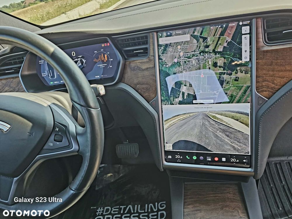 Tesla Model X - 11