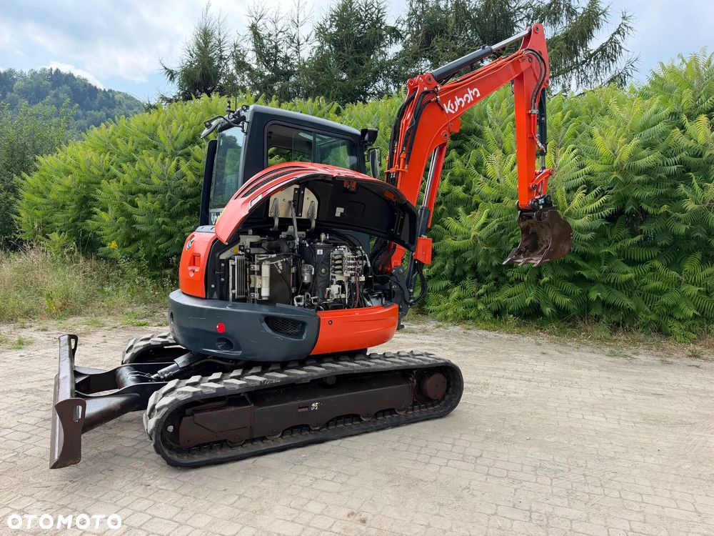 Kubota U55-4. koparka Gąsienicowa 5,5 tony. 2016 rok. 3700 mtg! KLIMATYZACJA. Długie ramie plus! 3sekcje Hydrauliczne. zamki na tłokach. Koparka Jak nówka sztuka. Zadbana zero zużycia. Z gospodarstwa Norweskiego. Zmiana łyżek Hydrauliczna. LENHOFF. Ani deka luzów wycieków. Szybka wolna jazda. Gąski perfekt stan. OKAZJA TANIO. Aktualna Dekra. Po serwisach eksploatacyjnych. Mocny silnik Kubota 4 cylindry! Zamki na tłokach. Nagłośnienie Wielka Okazja - 5