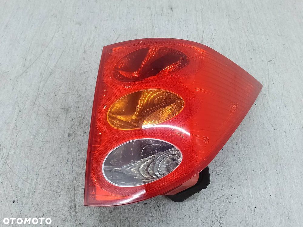 LAMPA TYLNA PRAWA PEUGEOT 1007 9646116880 89031533 HATCHBACK - 1