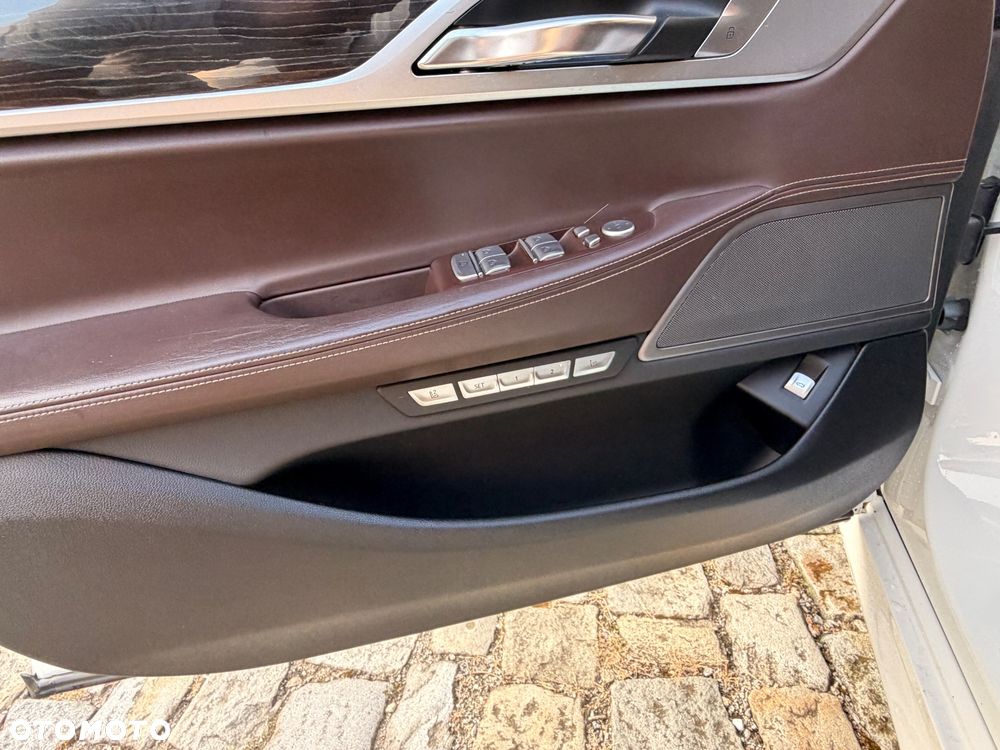 BMW Seria 7 740Li - 31