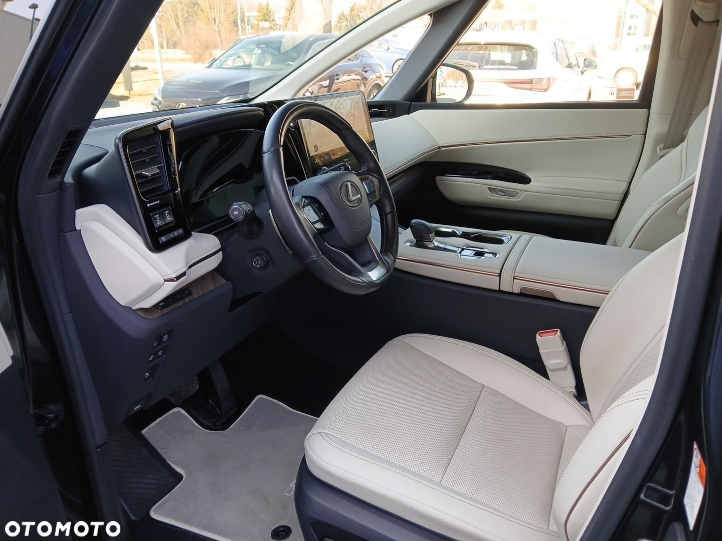 Lexus LM - 8