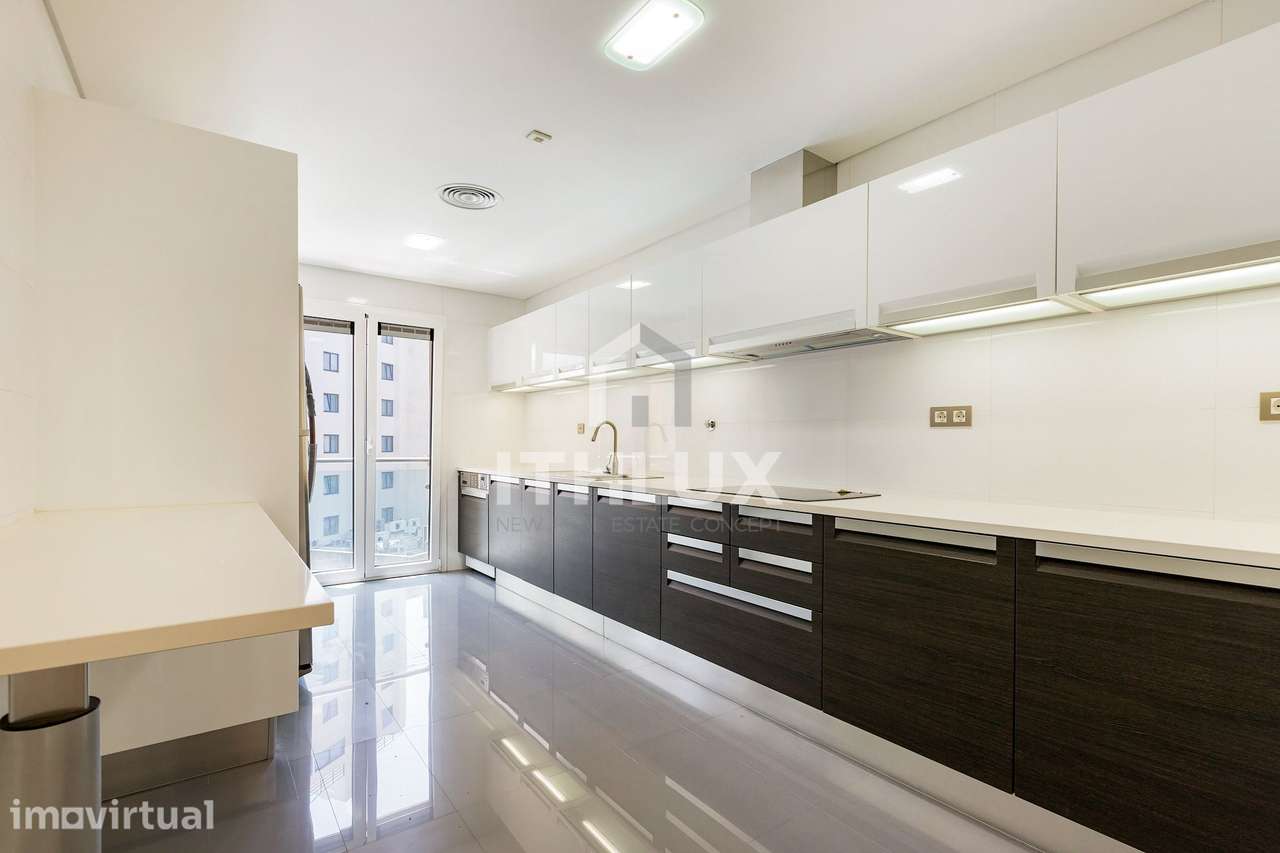 Apartamento T4 nas Avenidas Novas, com 4 lugares de garagem - Grande imagem: 3/31
