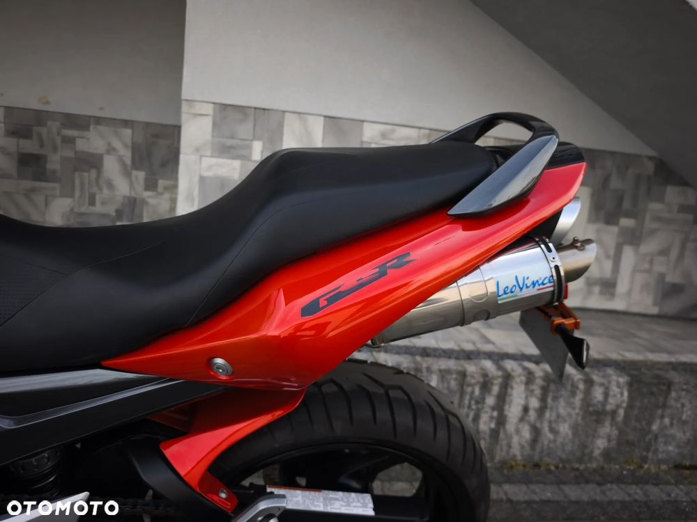 Suzuki GSR - 17