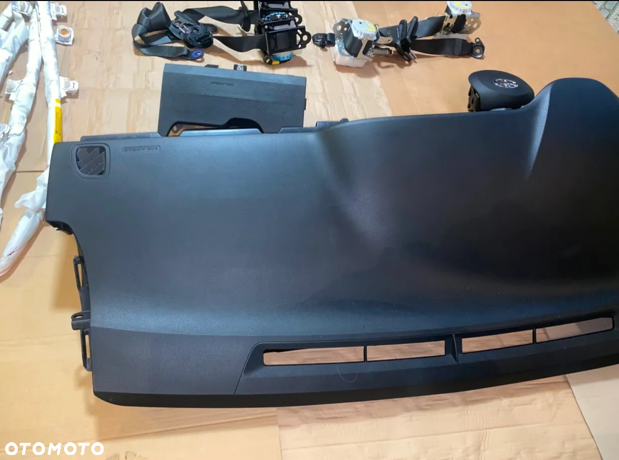 Komplet - Deska rozdzielcza Airbag kurtyny podsufitka Toyota Yaris III lift 2017-2020r. OE - 10