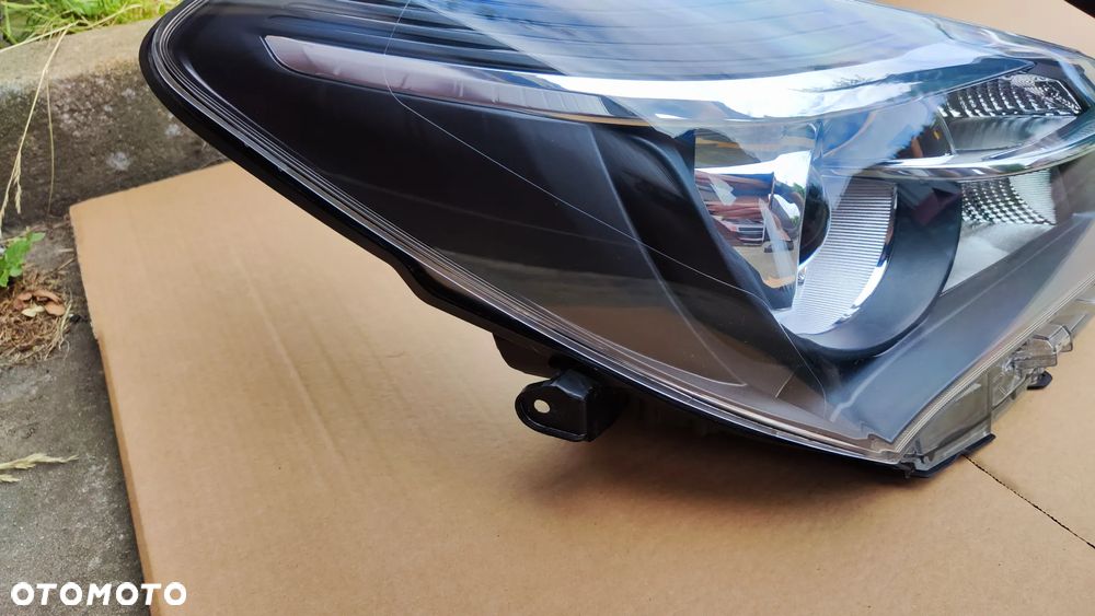 Yaris III Lift 14-17 Lampa Przednia Prawa Soczewka - 7
