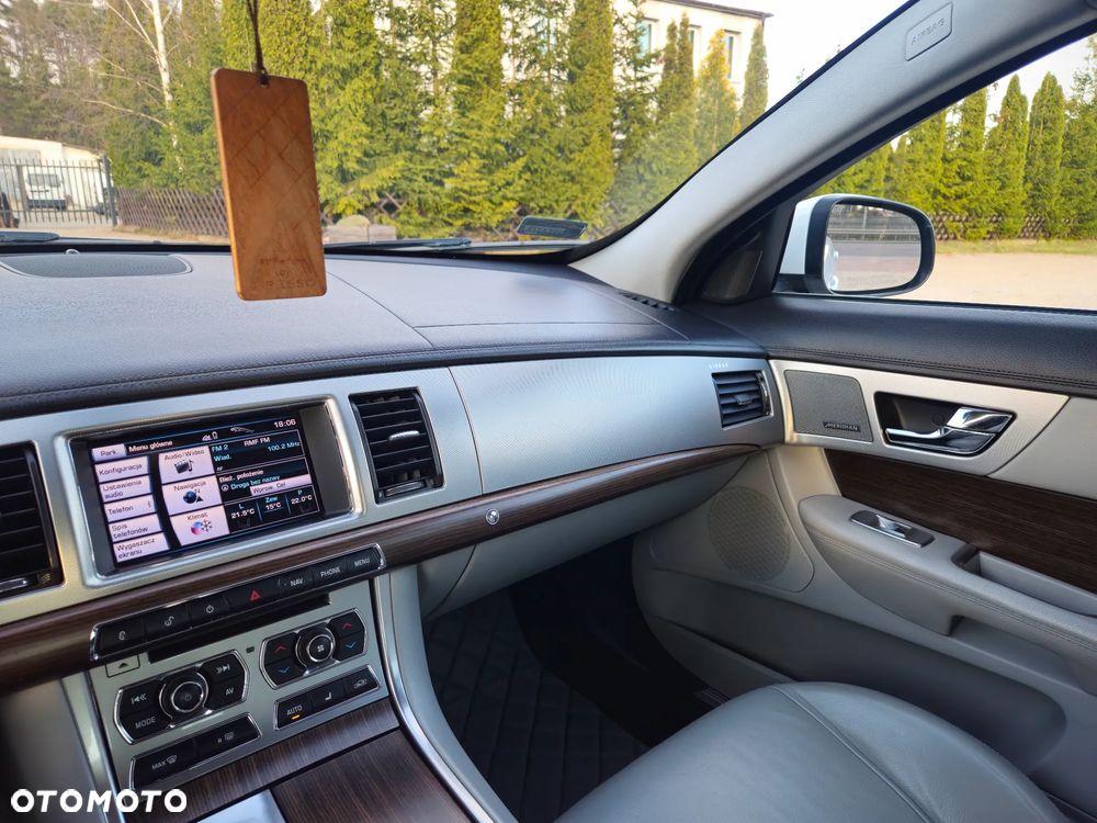 Jaguar XF 2.0 T Premium Luxury - 6