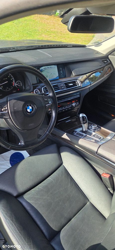BMW Seria 7 750i - 8