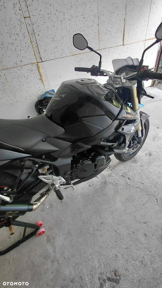 Suzuki GSR - 14