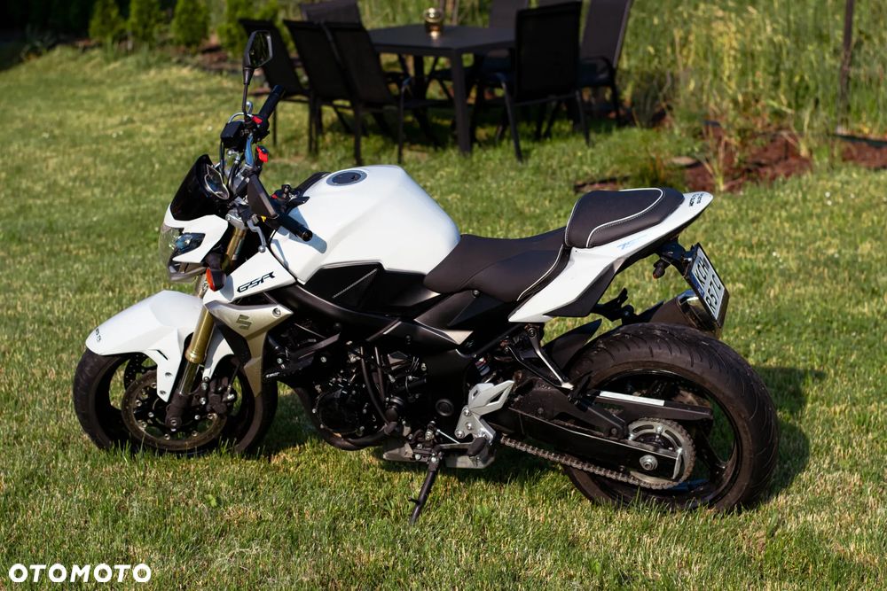 Suzuki GSR - 2