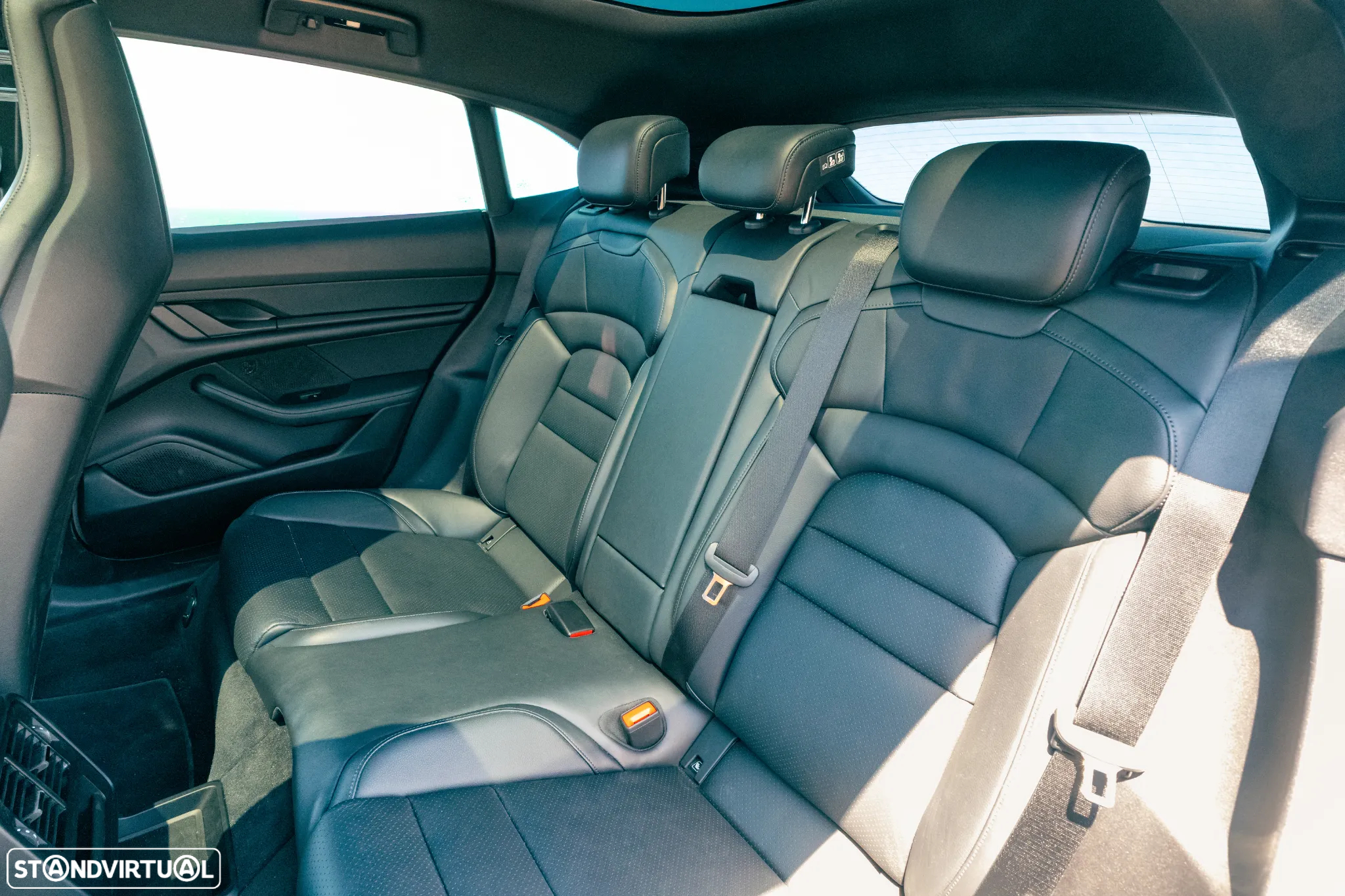 Porsche Taycan Sport Turismo - 26