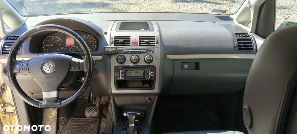 Volkswagen Touran 1.9 TDI Conceptline DSG - 11