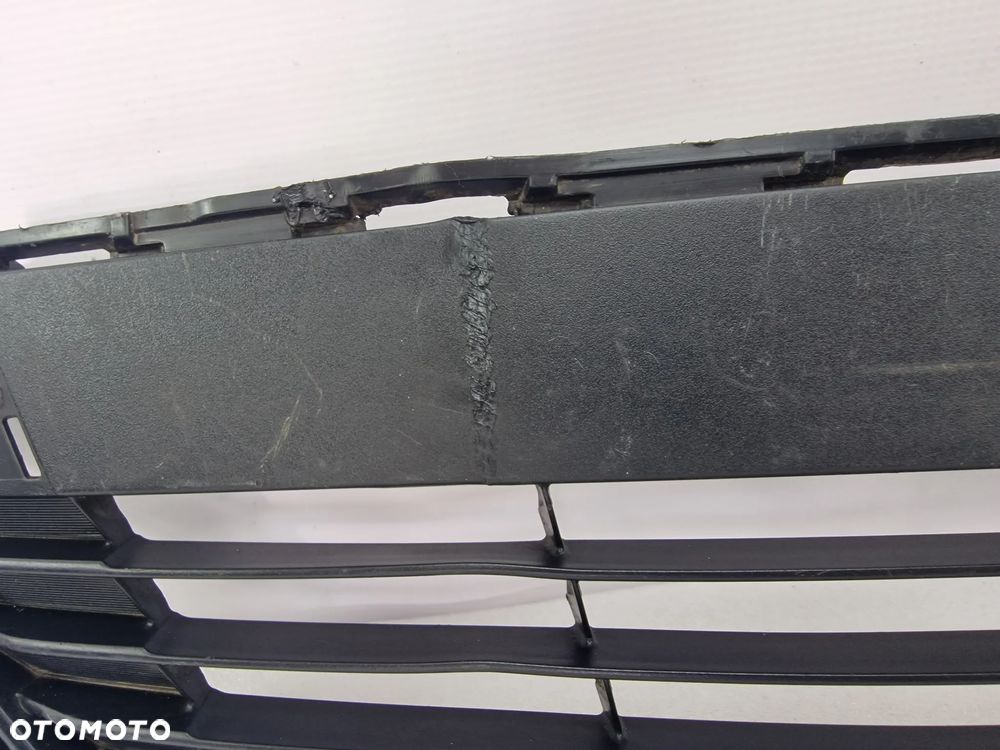 TOYOTA YARIS III 3 11- KRATKA ŚRODKOWA ZDERZAKA PRZEDNIEGO PRZÓD , NR 53112-0D210 , NR AUKCJI KR139 - 6