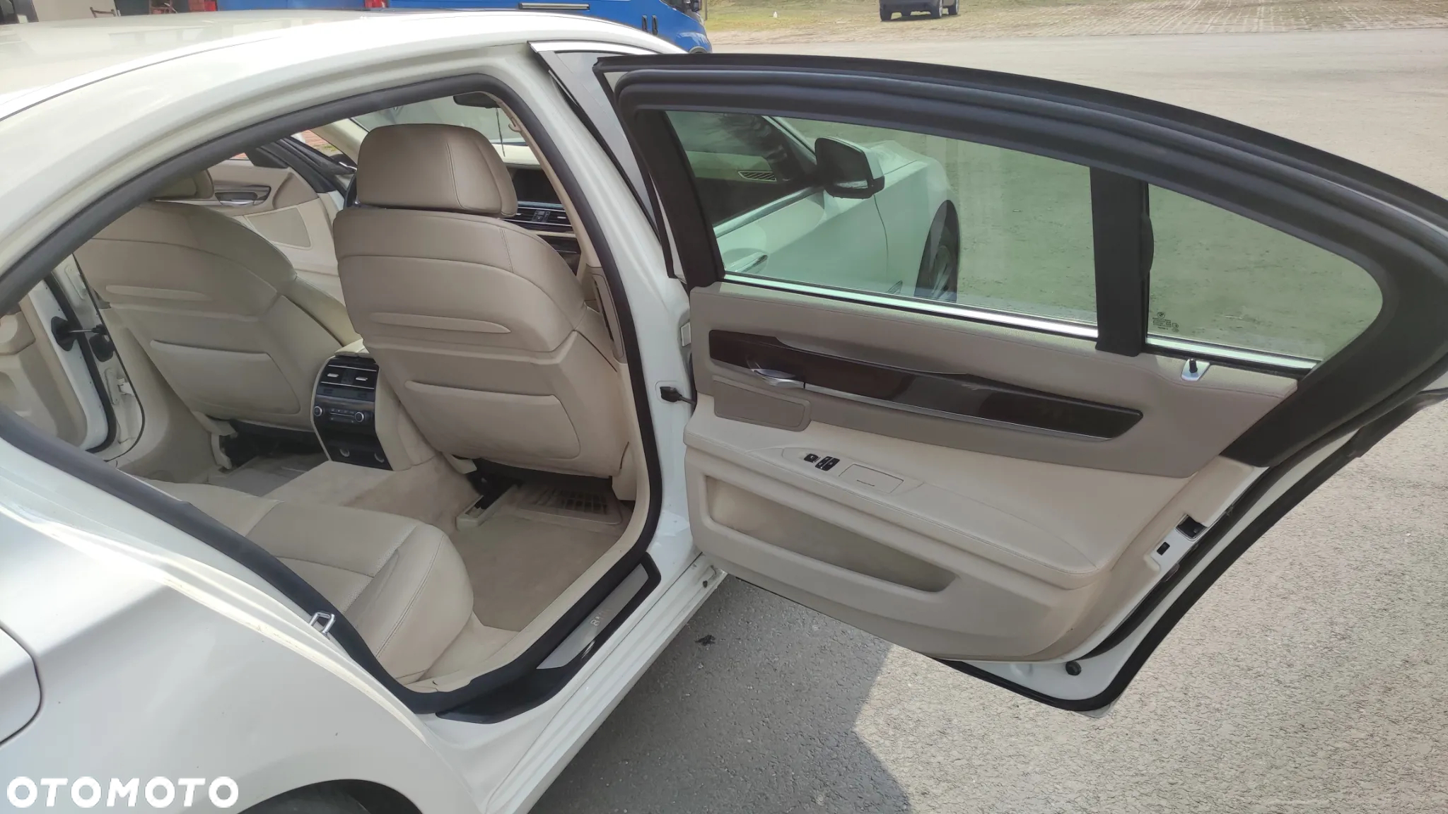 BMW Seria 7 750i L - 15